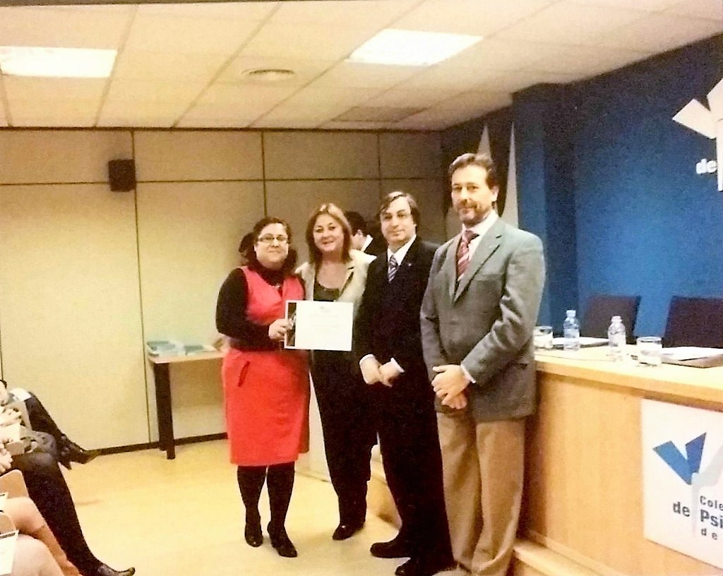 Mónica Pereira recoge el diploma del Reconocimiento como Divulgadora de la Psicología